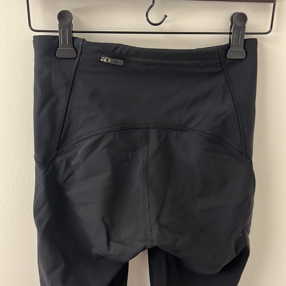 Black lululemon leggings with mesh panels - Picture 4 of 5